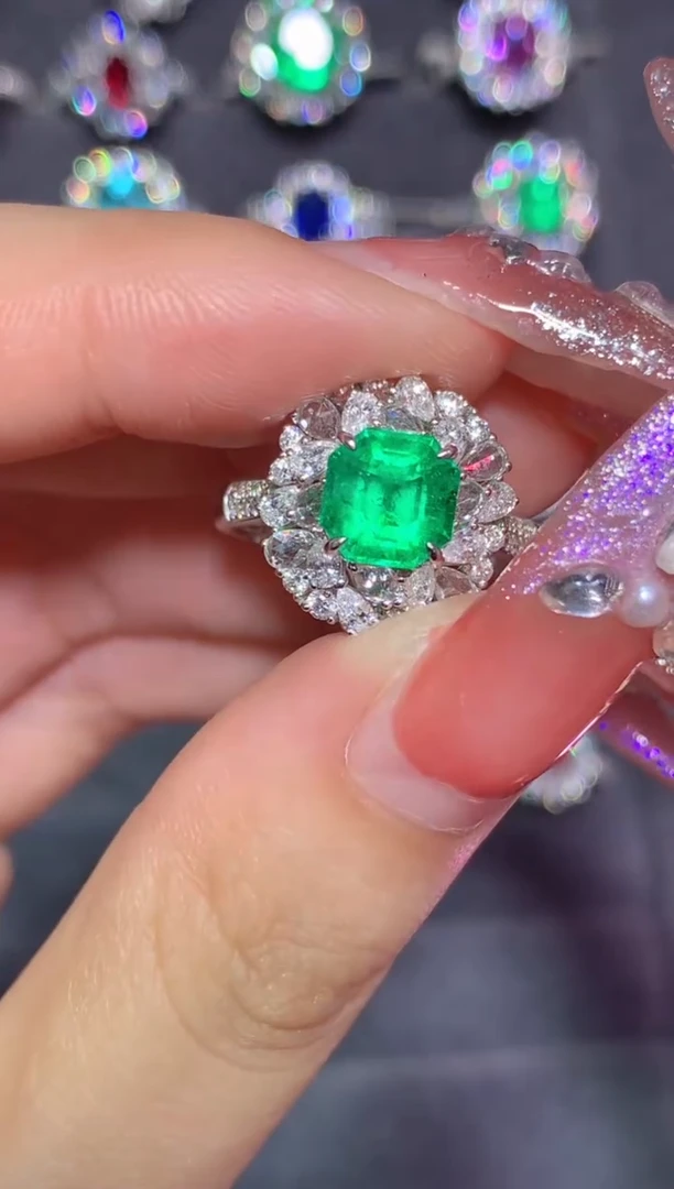 18K金镶嵌戒指祖母绿1.6CT