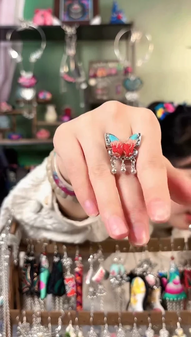 彩云南阁非遗老绣饰品622*