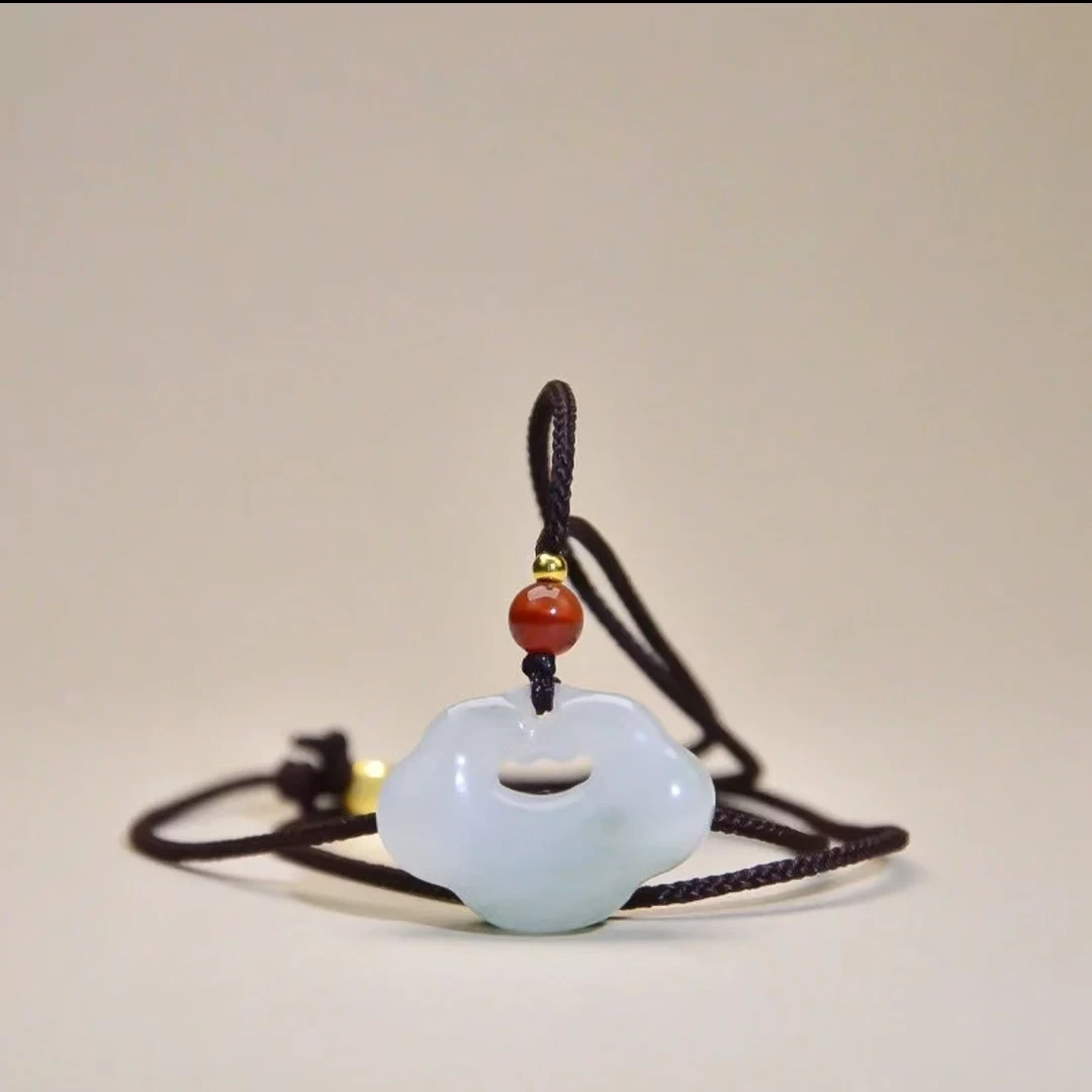 天然东陵玉祥云锁