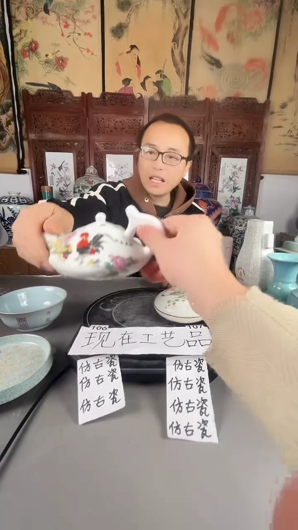 景德镇瓷粉彩鸡壶摆件