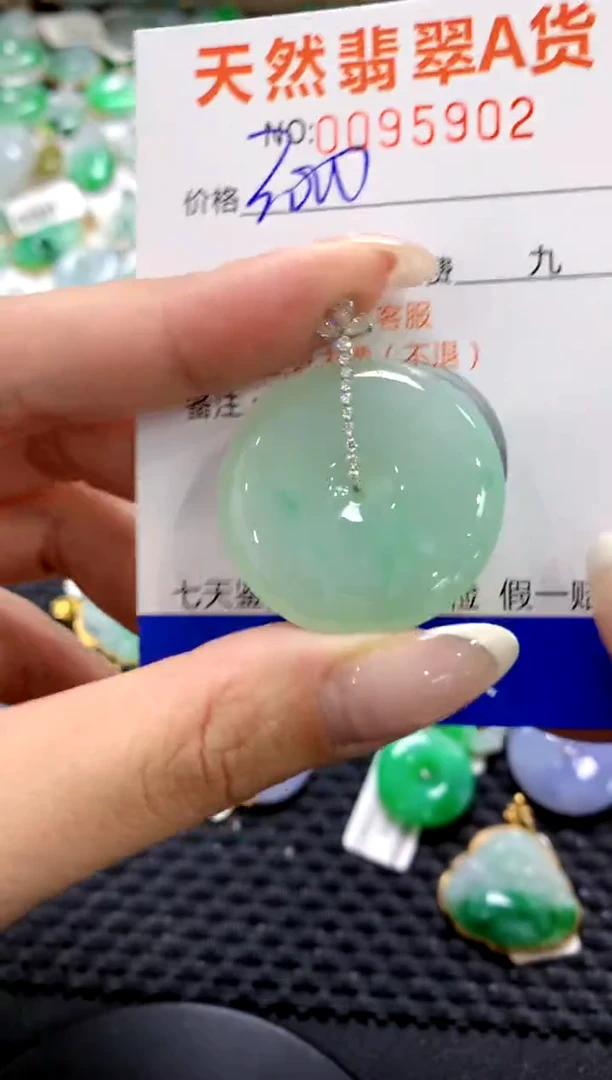 翡翠18K金镶嵌颈饰1111111111111111