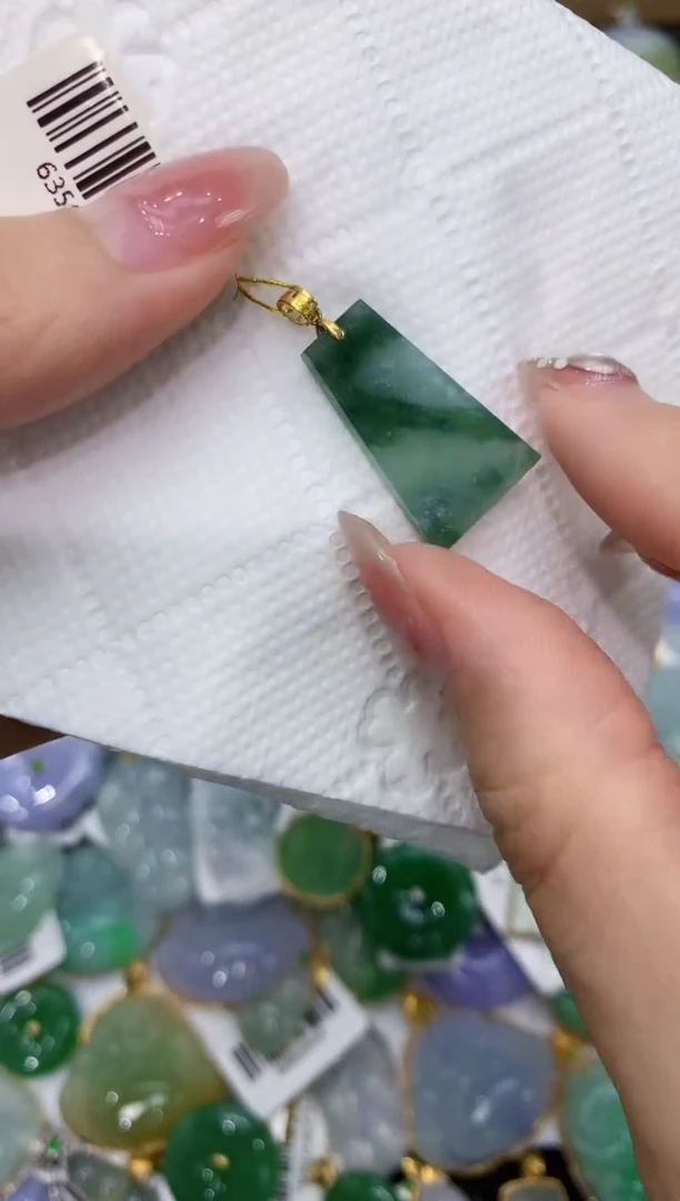 翡翠18K金镶嵌颈饰111111111111