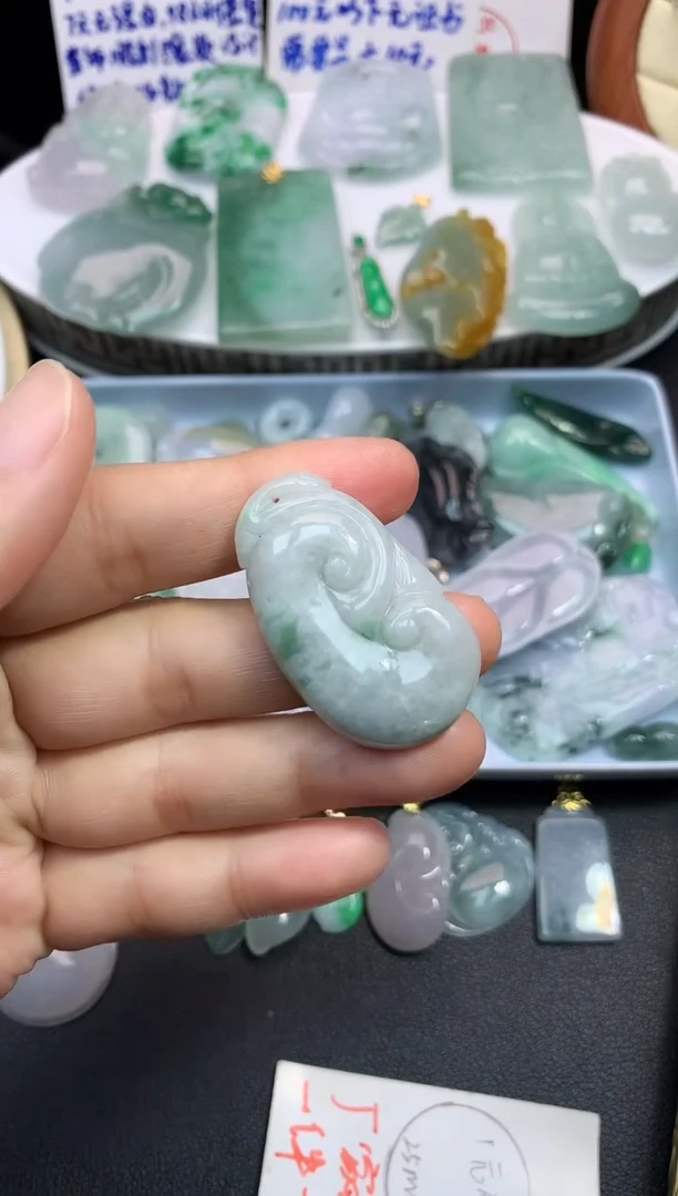 颈饰未镶嵌翡翠吊坠