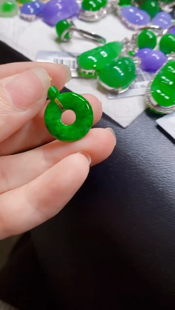 颈饰18K金镶嵌翡翠甜甜圈