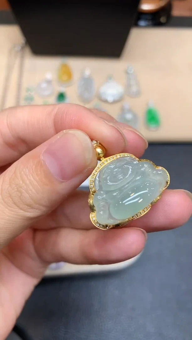 颈饰18K金镶嵌翡翠佛公【无服务费