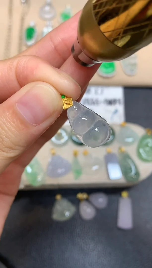 颈饰18K金镶嵌翡翠福豆【无服务费