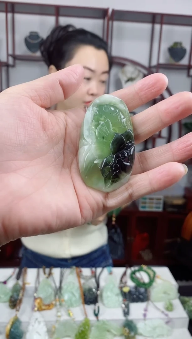 未镶嵌岫玉颈饰1