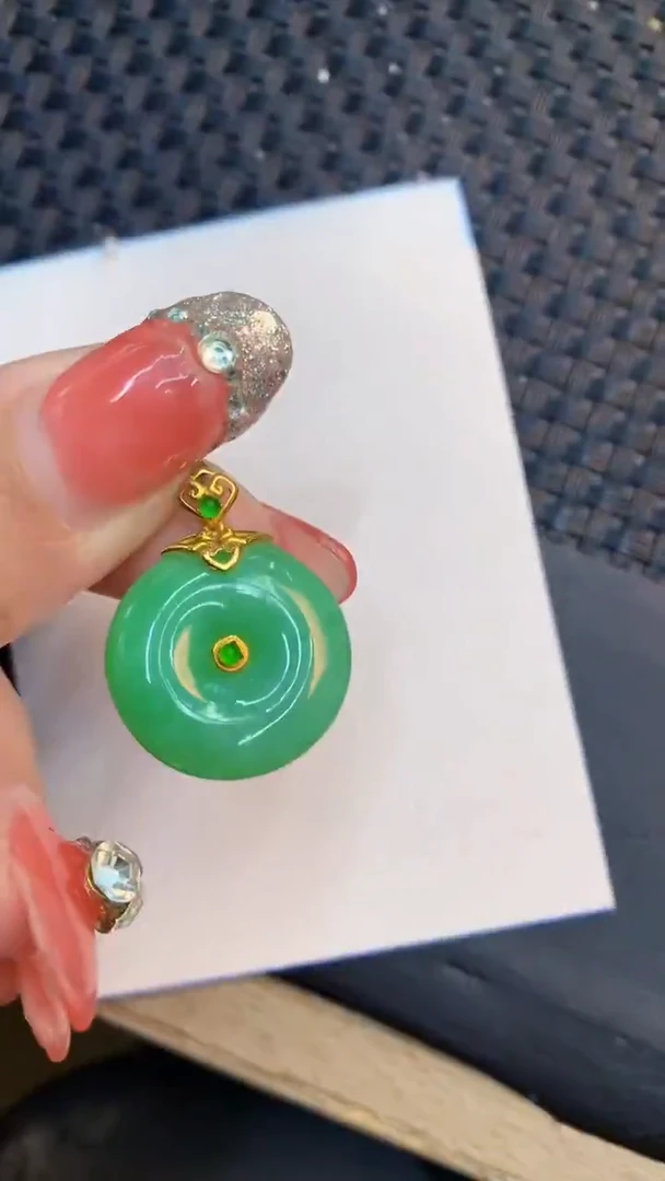 颈饰18K金镶嵌翡翠1