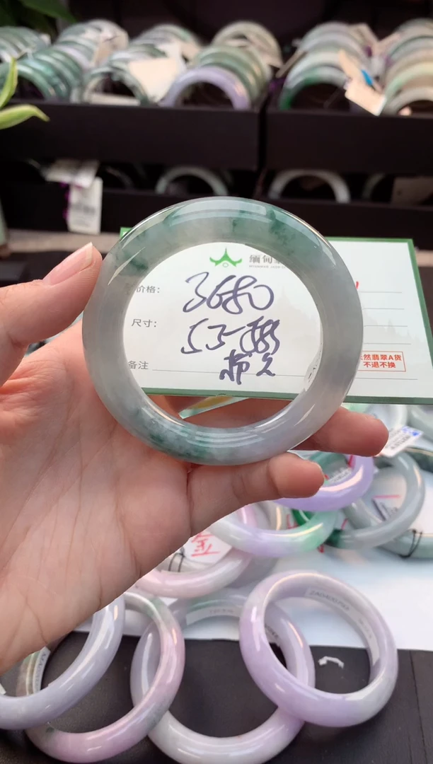 定制翡翠未镶嵌毛货需精细抛光+多人