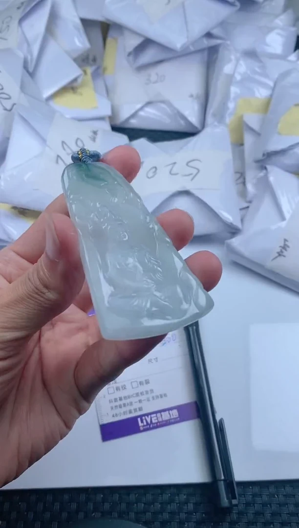 翡翠未镶嵌颈饰