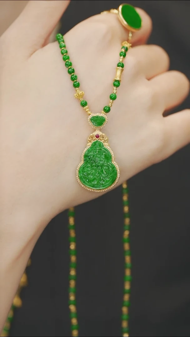 颈饰18K金镶嵌翡翠葫芦套链