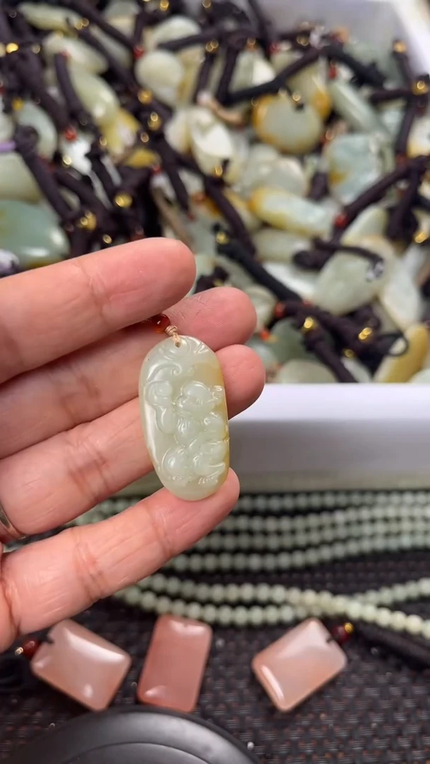 【闪购商品】和田玉颈饰未镶嵌多样性发货没有证书拍一发一有瑕