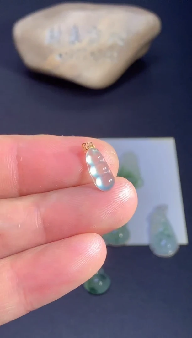 颈饰18K金镶嵌翡翠