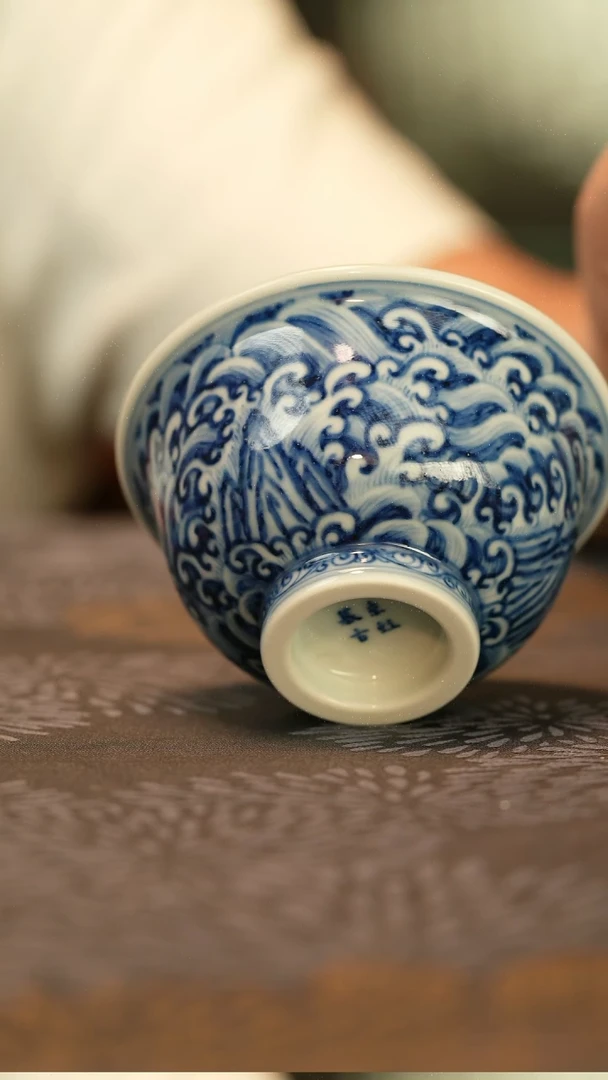 仿明青花江崖海水龙纹压手杯