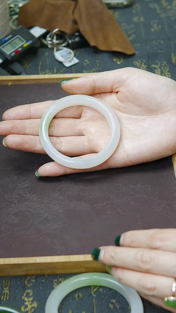 未镶嵌手镯和田玉55圈口 白底一口翠翠青手镯