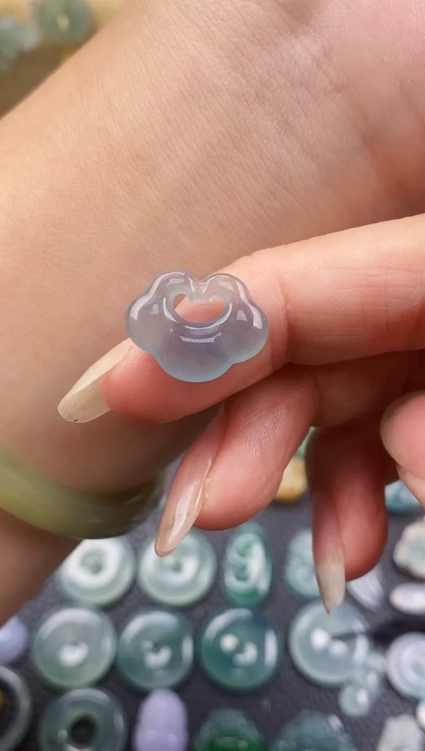 翡翠未镶嵌颈饰祥云锁