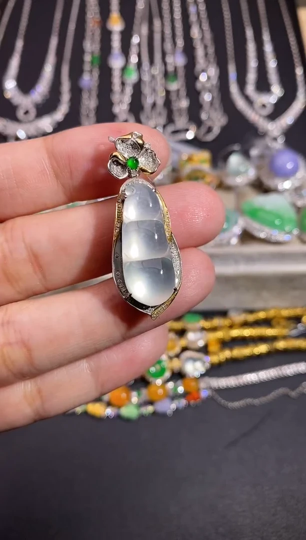 颈饰18K金镶嵌翡翠吊坠