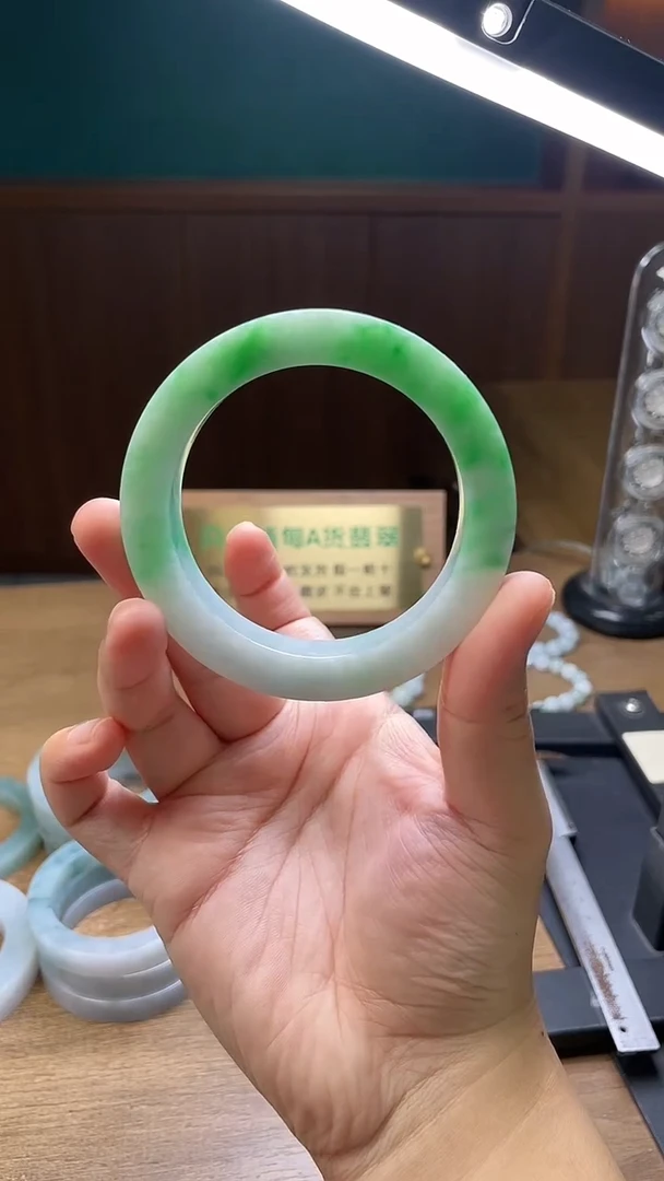 未镶嵌手镯定制翡翠大****！定制