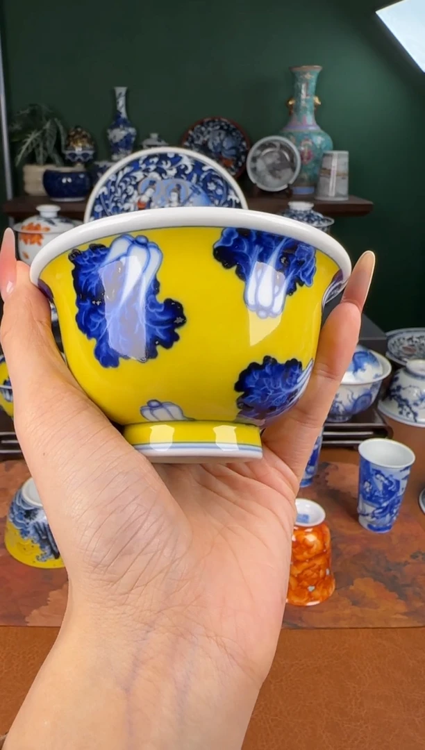 杯水造。     黄釉白菜压手杯。