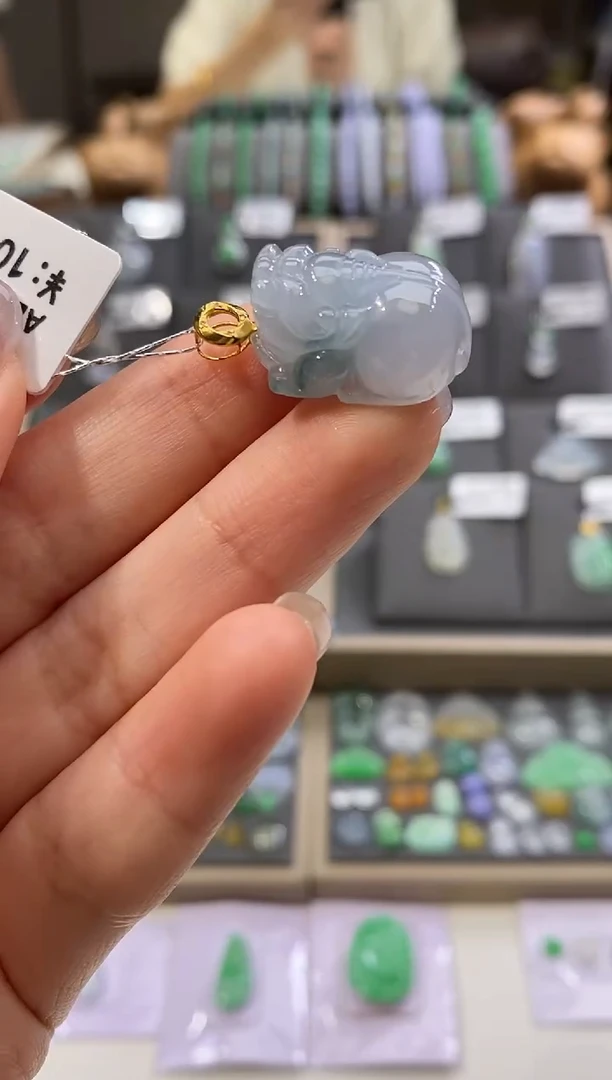颈饰18K金镶嵌翡翠貔貅