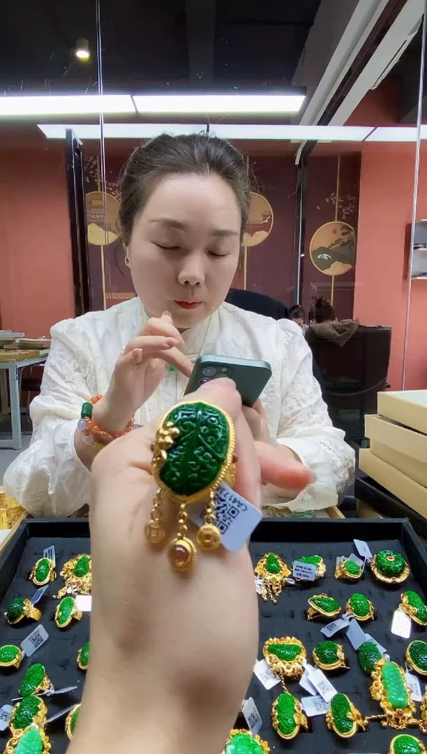 颈饰未镶嵌翡翠戒指