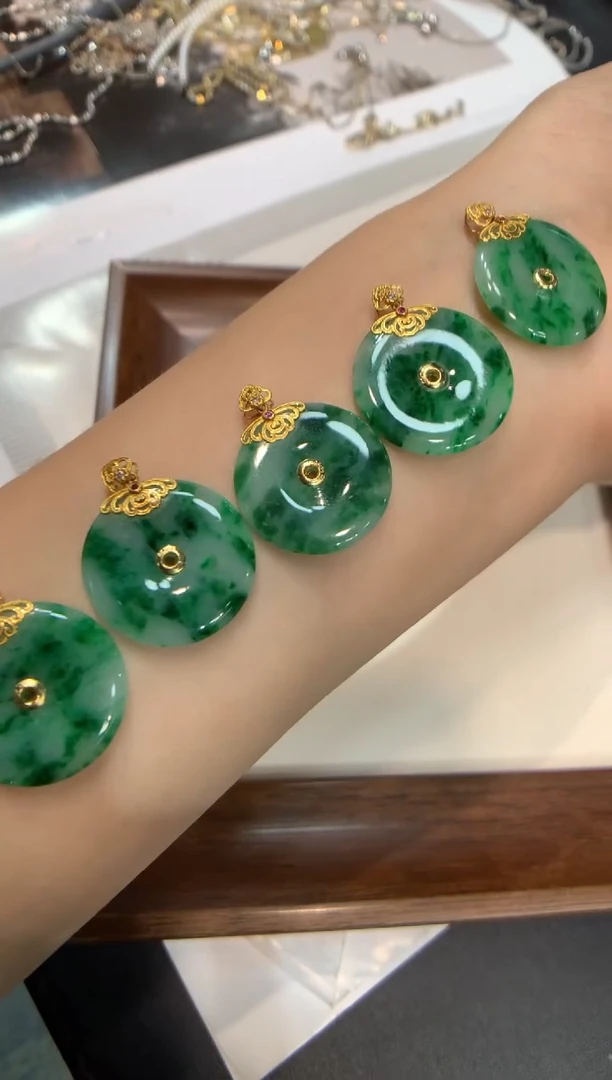 颈饰18K金镶嵌翡翠平安扣 多样性发一件