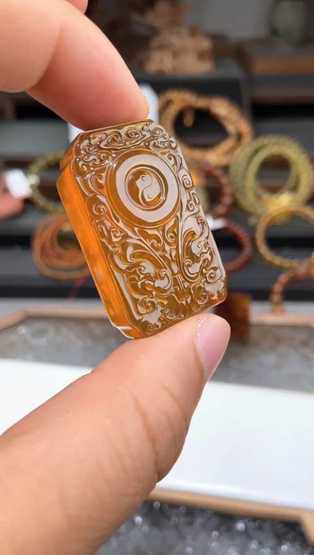 未镶嵌颈饰琥珀金棕珀双龙护主