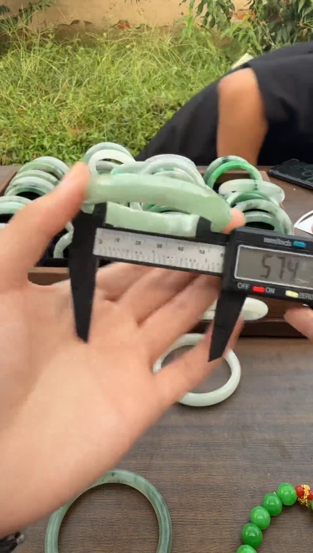 未镶嵌手镯翡翠B10