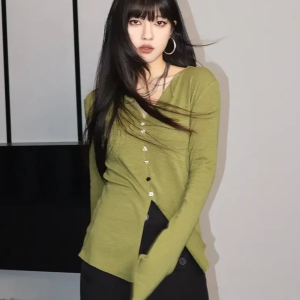 绿色v领正肩长袖t恤女秋季2025新款设计感小众彩色扣打底衫上衣