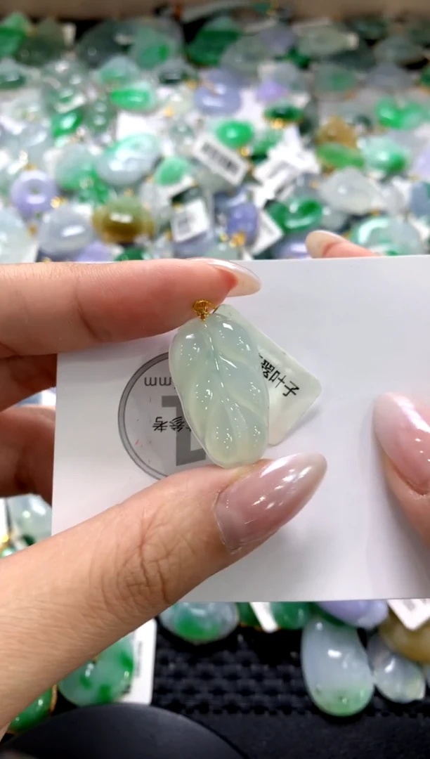 颈饰18K金镶嵌翡翠1111111111111111