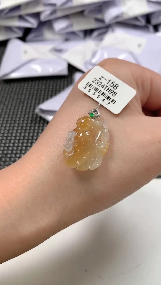 翡翠18K金镶嵌颈饰65