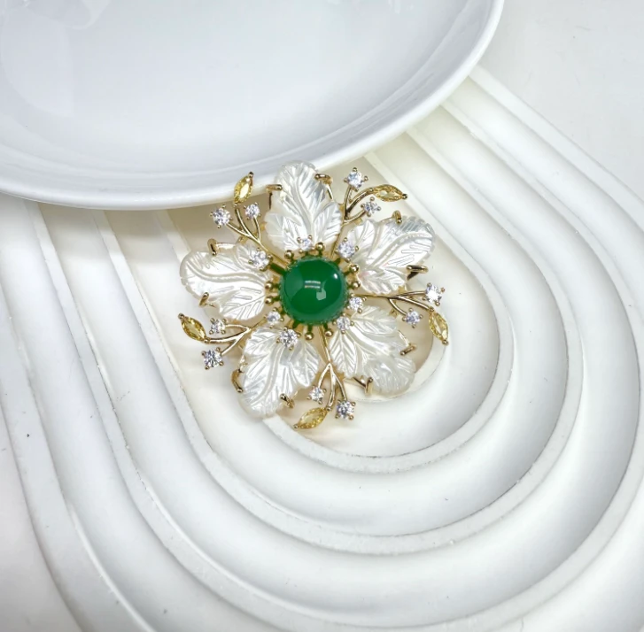 0042黄色贝壳五瓣花胸针