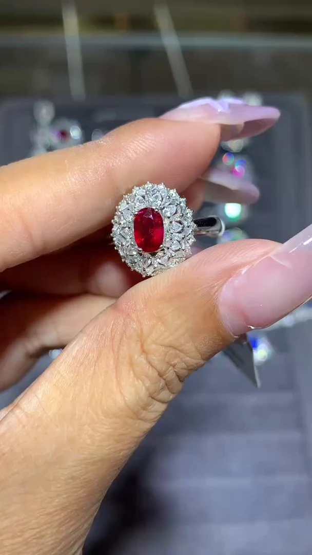 18K金镶嵌戒指红宝石0.8CT