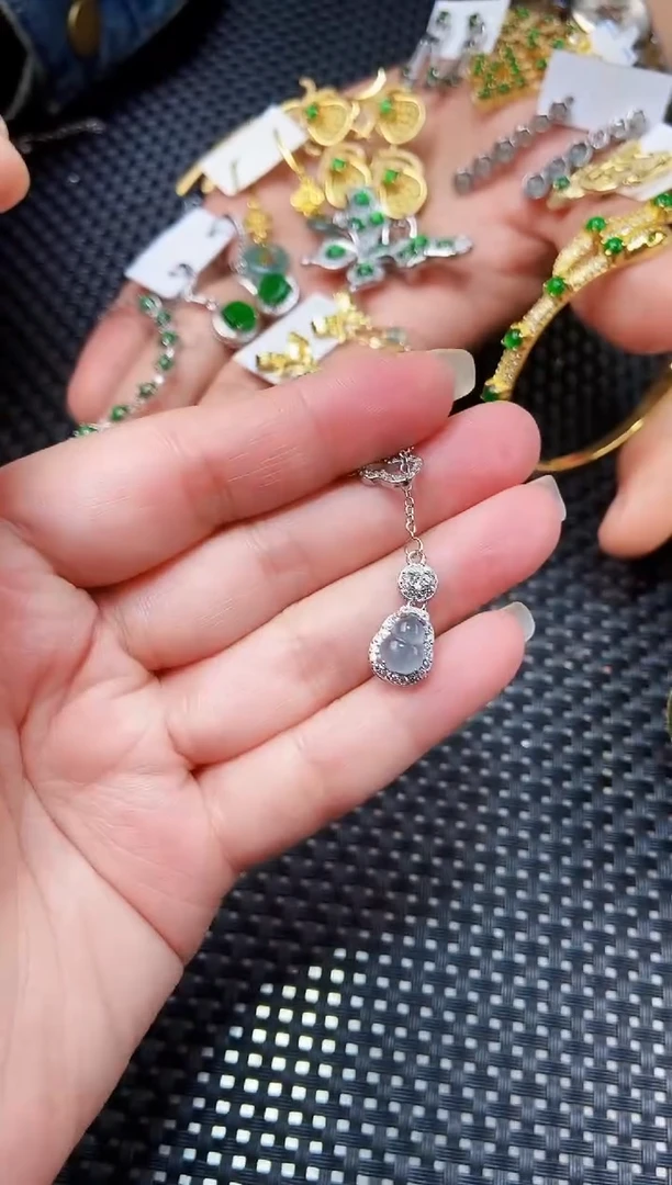 【闪购商品】翡翠颈饰未镶嵌111111111