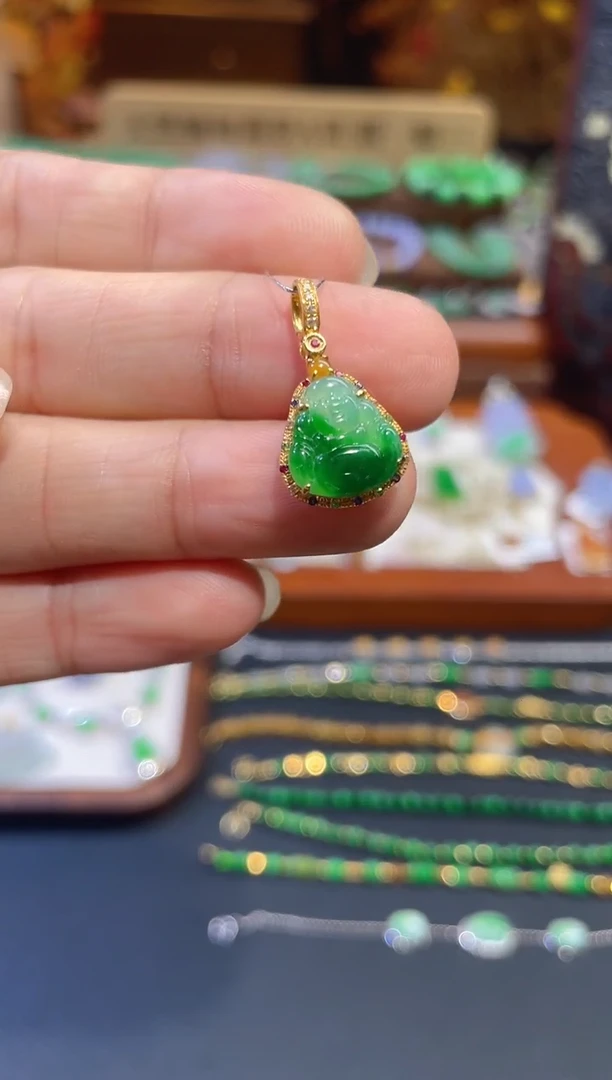 颈饰18K金镶嵌翡翠佛公