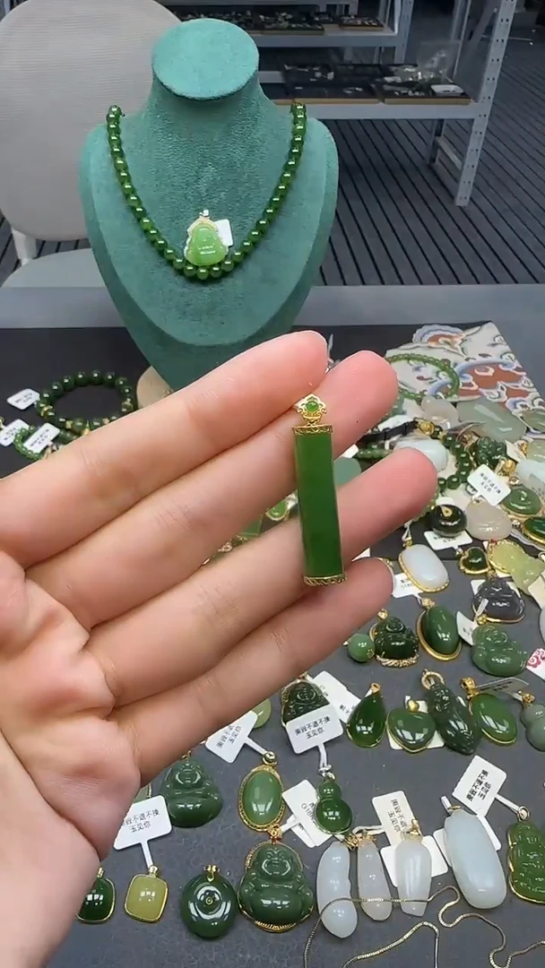 18K金镶嵌和田玉挂件1