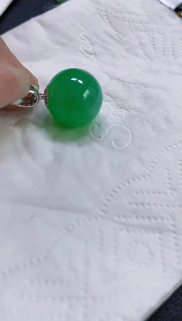 颈饰18K金镶嵌翡翠珠子