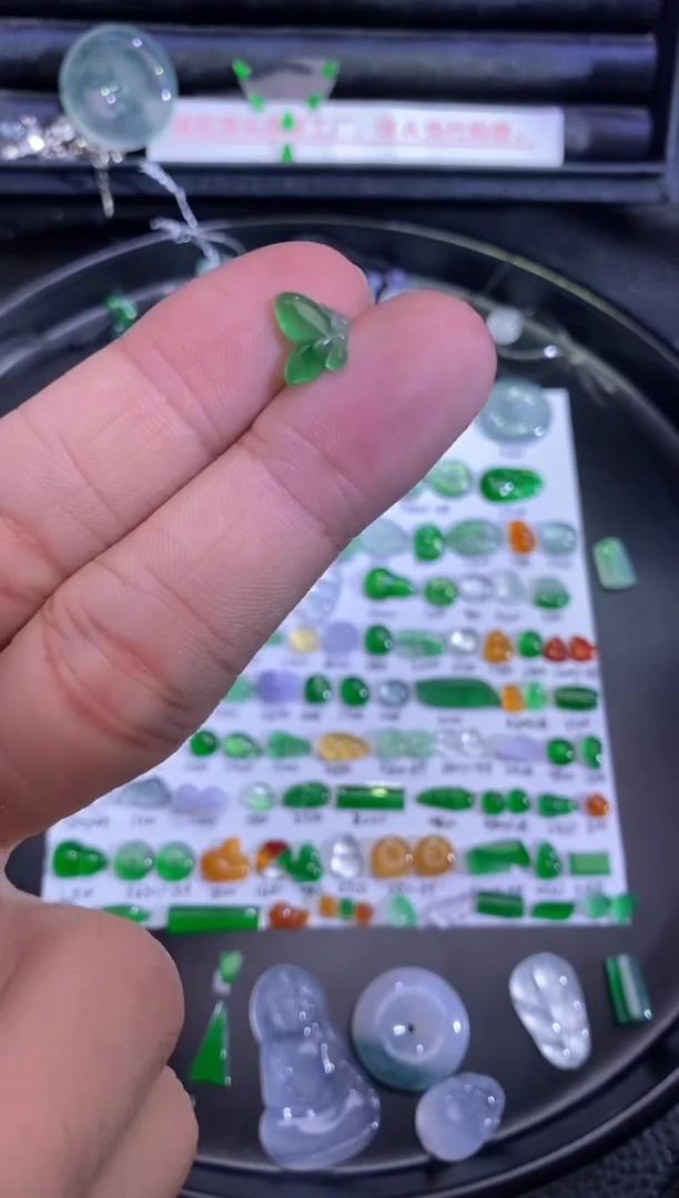 未镶嵌挂件翡翠蝴蝶