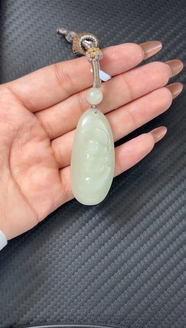 吊坠(赠链)未镶嵌和田玉且末微色差迪克兰一细m
