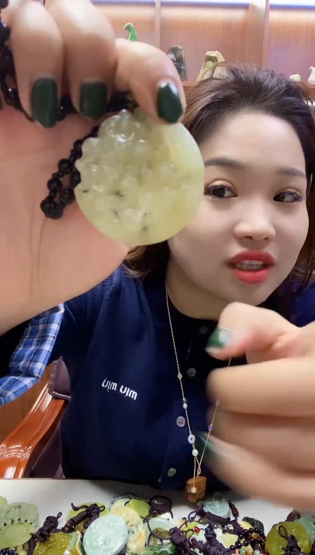 未镶嵌蛇纹石玉吊坠