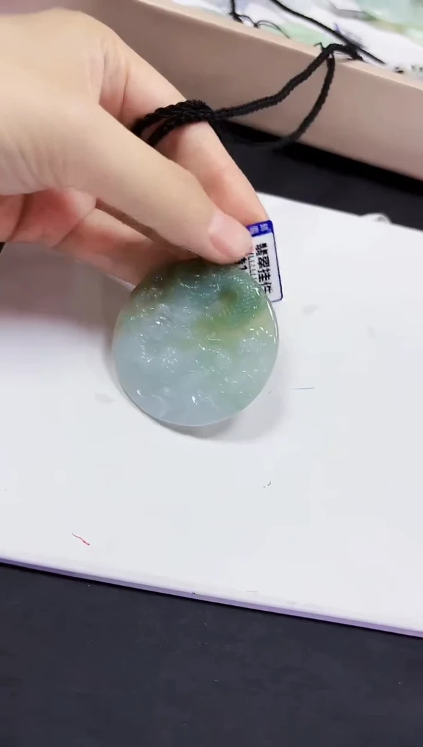 翡翠未镶嵌颈饰手镯