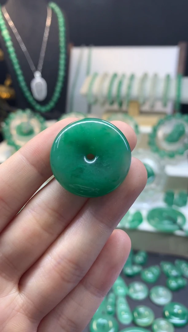 吊坠(不含链)未镶嵌石英质玉（非洲翠）29mm满绿飘花平安扣