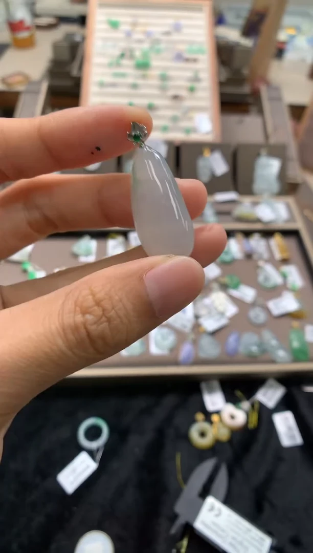 颈饰18K金镶嵌翡翠福瓜