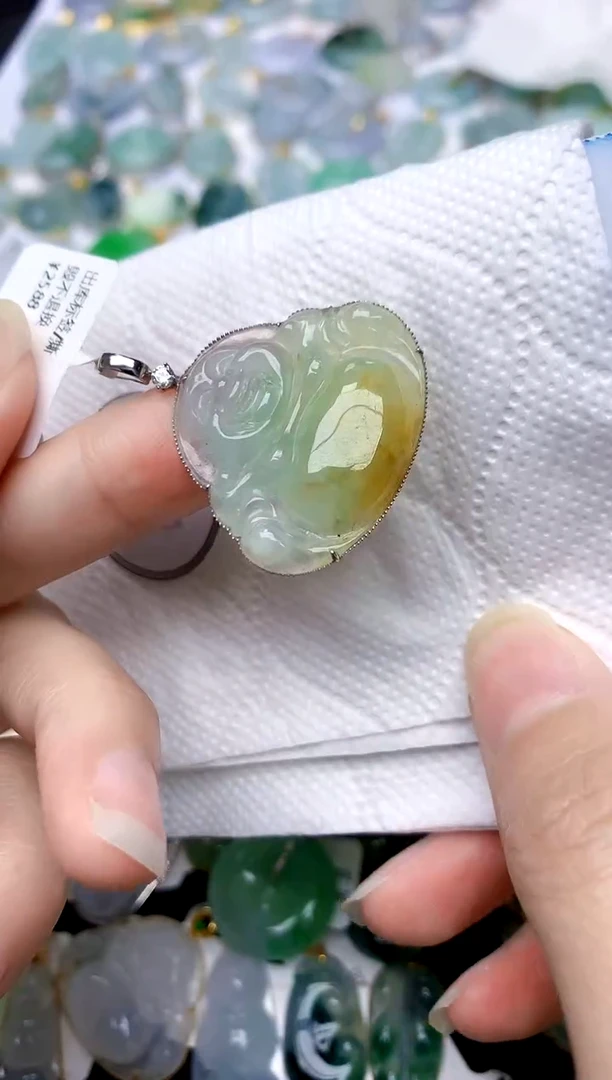 颈饰18K金镶嵌翡翠天然A货翡翠