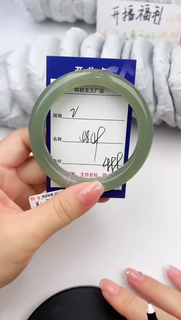 和田玉手镯未镶嵌2颜色微差无瑕疵