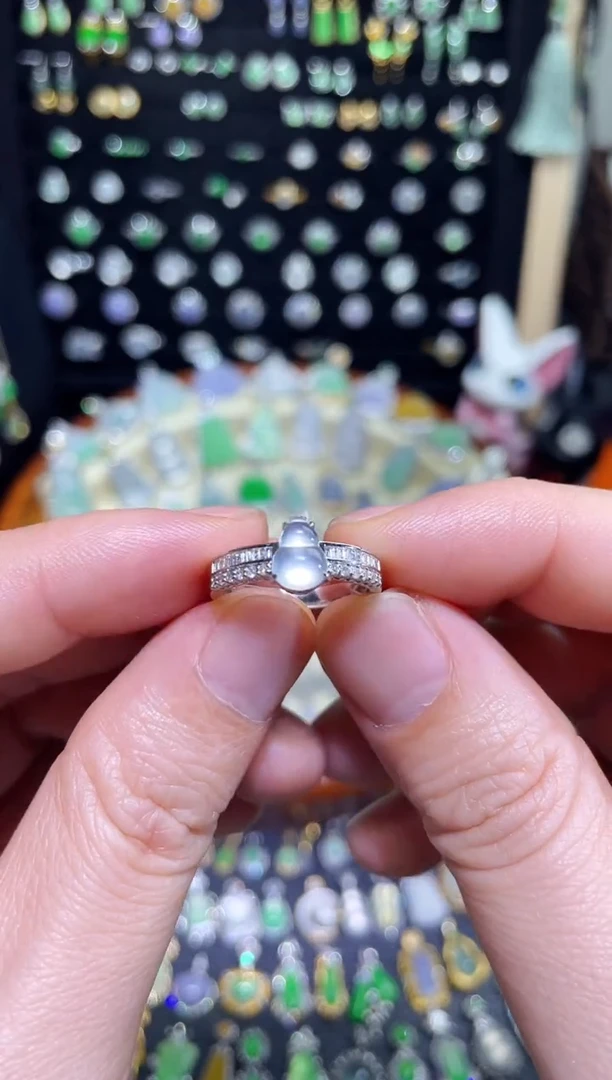 颈饰18K金镶嵌翡翠玻璃钢梯方钻豪镶戒指