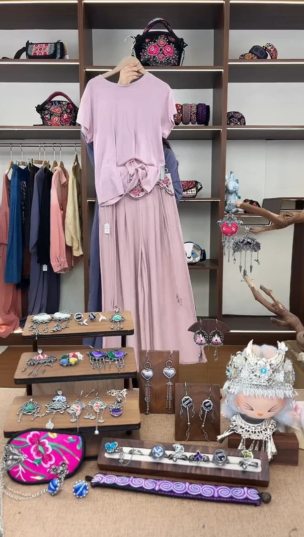 织绣A09 黔东南苗族刺绣2件