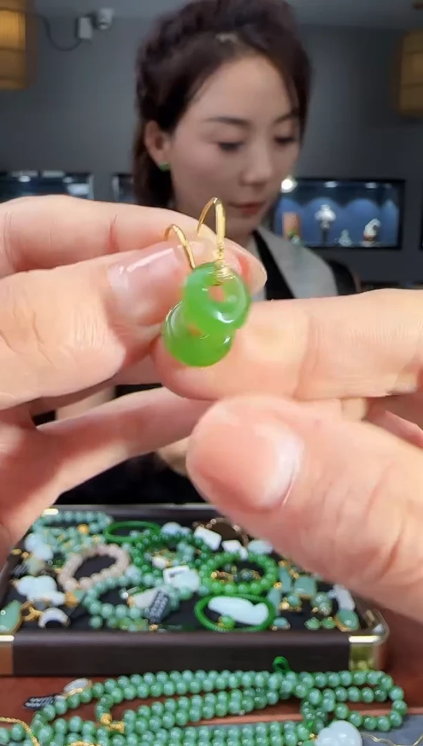 18K金镶嵌和田玉耳饰1