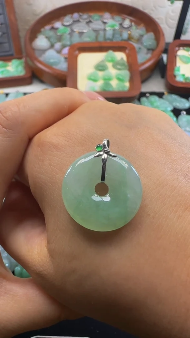 颈饰18K金镶嵌翡翠平安扣