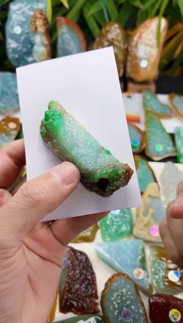 未镶嵌定制翡翠心****肠翡翠